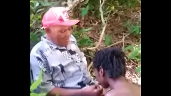 Hotte Young man recorded in the jungle varme filmer