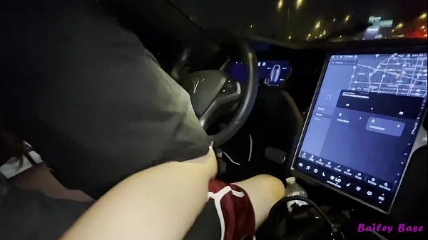 Hotte Sexy Cute Petite Teen Bailey Base fucks tinder date in his Tesla while driving - 4k varme film