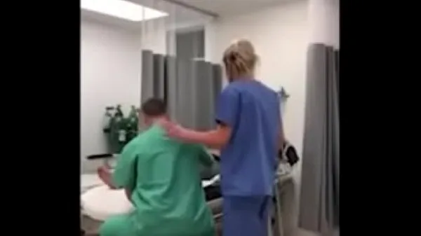 ホットな Milf Nurse Showing Her Pussy and Playing in the Office 温かい映画