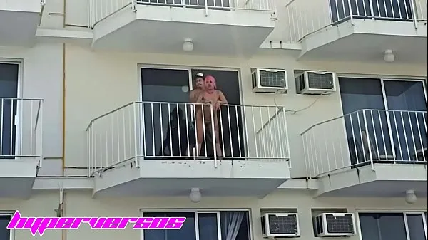 Hotte Hot couple starts to fuck on the balcony of the hotel in Acapulco, the waitress notices it and doesn't say anything to them varme film