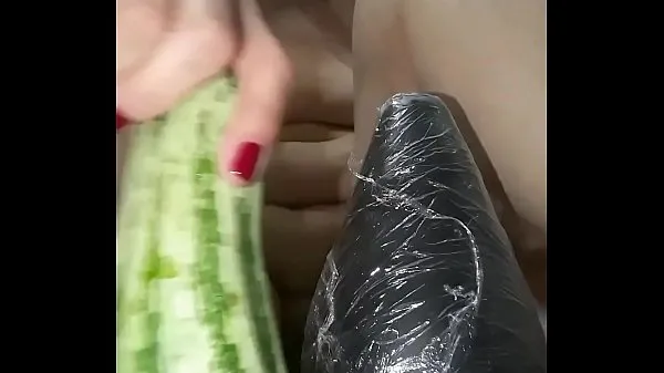 뜨거운 The bitch isn't content with just b., she loves to bust her tail in a big thick zucchini until the edge of her ass is loose 따뜻한 영화