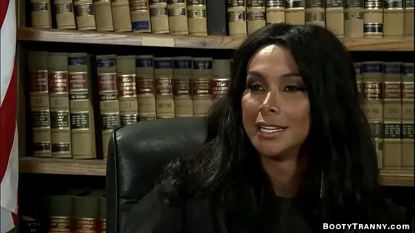 Nóng Latina shemale judge fucks offender Phim ấm áp