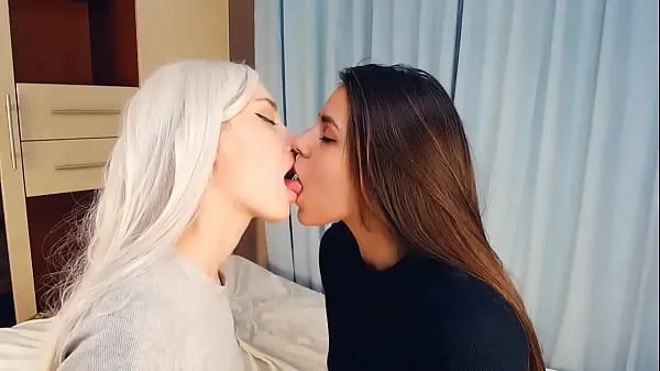 TWO BEAUTIFULS GIRLS FRENCH KISS WITH LOVE Film hangat yang hangat