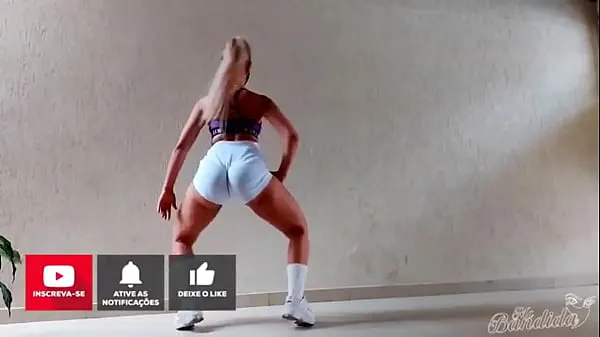 Blonde girl dancing in glued shorts Film hangat yang hangat
