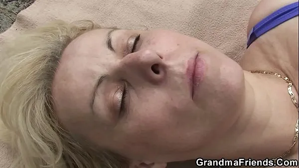 Καυτές Blonde granny double penetration on the beach ζεστές ταινίες