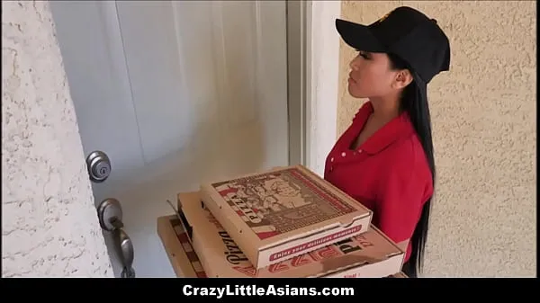 Горячие Миниатюрная азиатская девушка-доставщик пиццы Эмбер Сноу застряла в окне и трахнута двумя белыми парнями Джеем Ромеро и Рион Кингтеплые фильмы