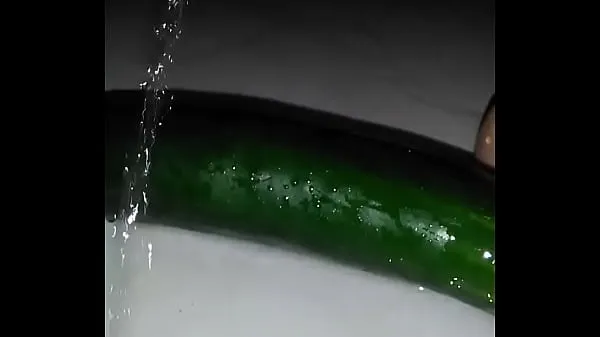 Hete She masturbates with a cucumber until she finishes warme films