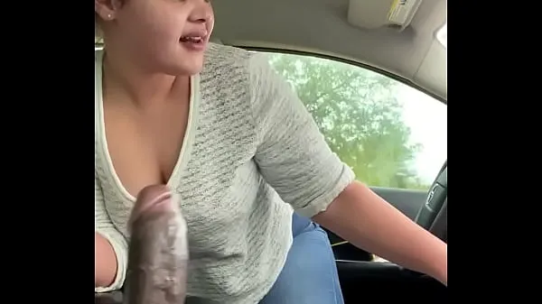 Hotte Pawg gets caught sucking bbc in public with her tits out. HOT varme filmer