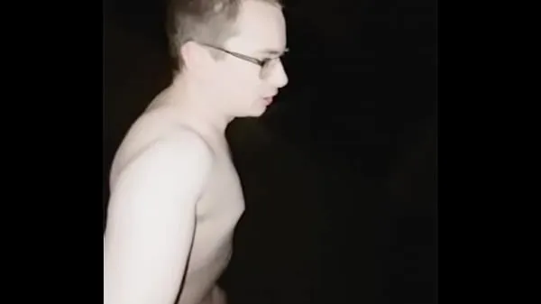 Hete Faggot fully exposed outdoor on the public street warme films