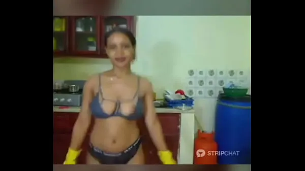 Quente Haitian girl dancing doing a pile of dishes in her panties Filmes quentes