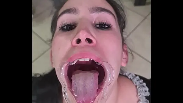 뜨거운 French maid tries to d. her own piss with a lip retractor | funny 따뜻한 영화