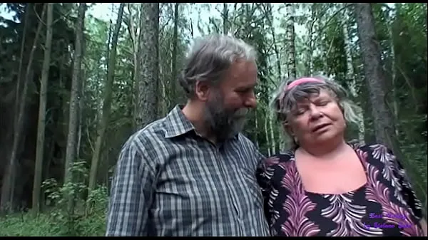 Heiße Mädchen auf der Suche nach Pilzen sieht eine ältere Dame mit großen Titten mit ihrem alten Mann ficken und wird sehr geilwarme Filme