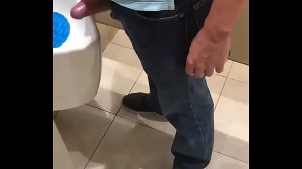 Hotte Lord shows me his cock in the bathrooms varme filmer