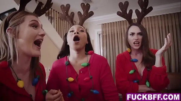 گرم Santa fucks 3 hot teen BFFs before xmas after they made cookies for him گرم فلمیں