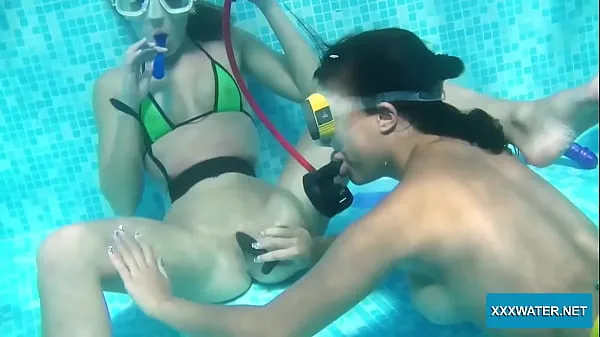Hotte Underwater lesbians lick and suck dildos varme film