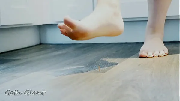 Kuumia giantess foot crush lämpimiä elokuvia