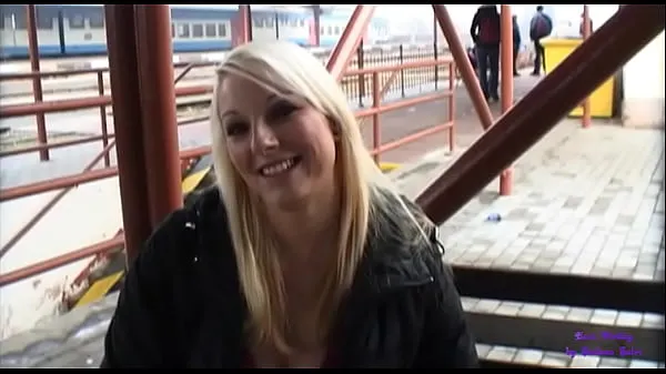 Hotte A young blonde in exchange for money gets touched and buggered in an underpass varme film