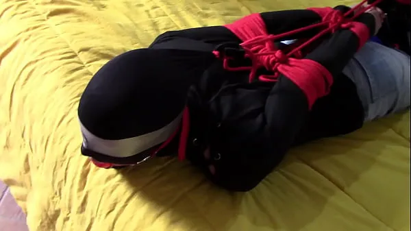 Film caldi Laura XXX con calze e plateau, legata sul letto, imbavagliata con cappucciocaldi