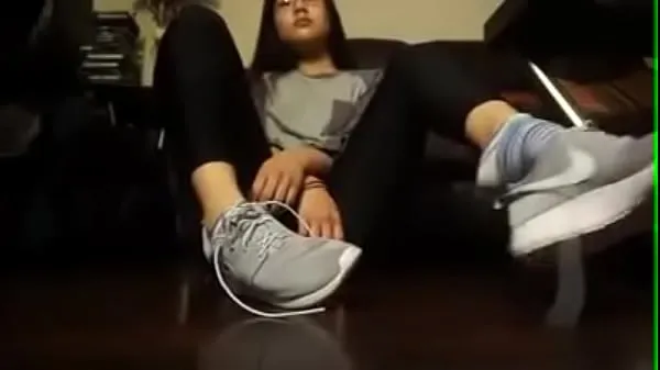 Vroči Asian girl takes off her tennis shoes and socks topli filmi