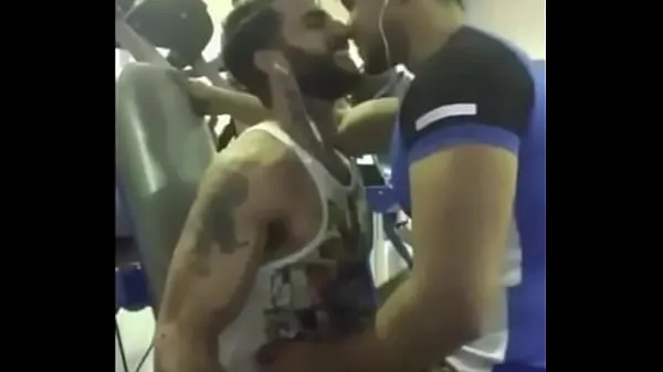A couple of hot guys from India kissing each other passionately inside a gym Filem hangat panas