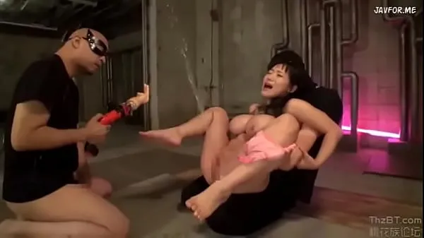 Vroči Kaho Shibuya Squirts a fountain of liquid as she is tied up and made to cum repeatedly in this Japanese Porn Music Video topli filmi