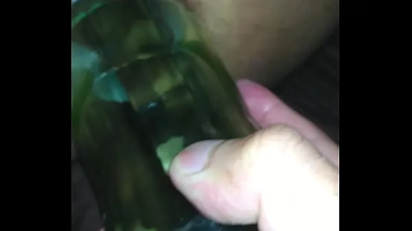 Putting a bottle in my boyfriend's anus Film hangat yang hangat