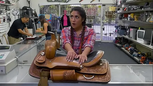 Vroči Texas Cowgirl Lexy Bandera Tries To Pawn Her Horse Saddle But Ends Up Pawning Her Pussy topli filmi