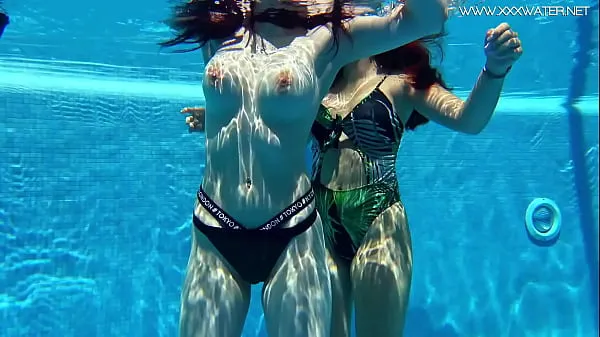 热Sexy babes with big tits swim underwater in the pool温暖的电影
