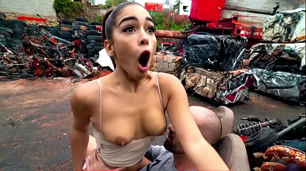 Une jeune fille en forme chaude se fait baiser dans son butin à Junk Junction - Teen anal porn Films chauds