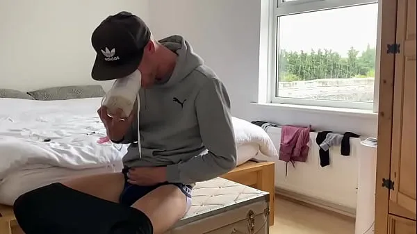 Gorące Chav lad wanks and shoots on his bfs sneakersciepłe filmy