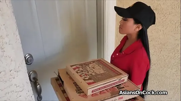 Hotte Asian delivery lady fucked by two horny guys varme filmer
