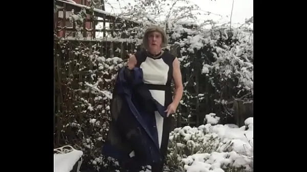 Outside in the snow - Johanna poses in dress Films chauds