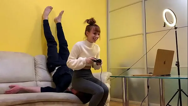 Gamer Girl Kira in Grey Leggings Uses Her Chair Slave While Playing During Fullweight Facesitting (Preview Filem hangat panas