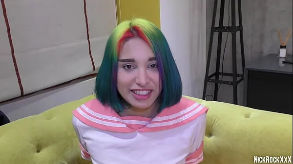 Heiße Traf ein Regenbogenmädchen auf der Straße und fickte sie in einem Hotel (Hairy Pussy Rainbowwarme Filme