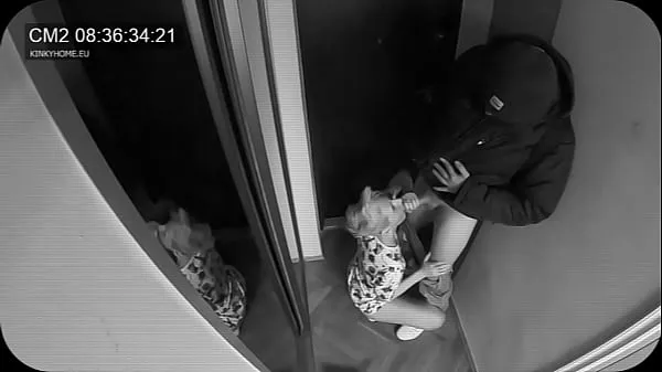Film caldi La moglie ha succhiato il postino mentre il marito nella porta accantocaldi