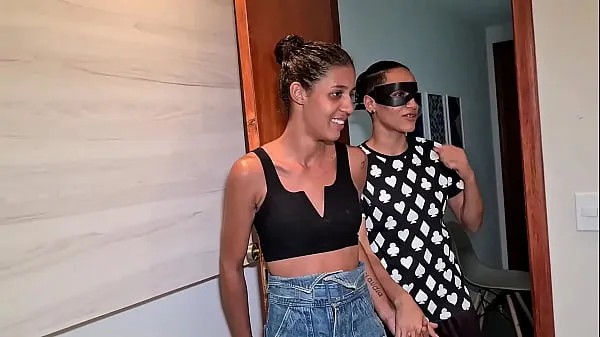 热Brazilian lesb girl present her teen girlfriend with a group sex and can´t just look it - Trailler温暖的电影