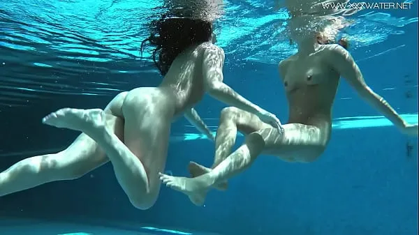 热Jessica and Lindsay swim naked in the pool温暖的电影