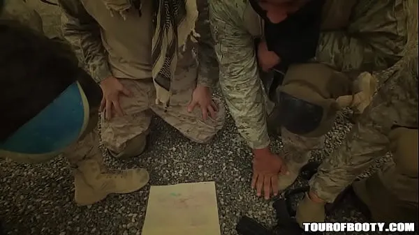 Καυτές TOUR OF BOOTY - Local Arab Working Girl Lets American Soldier Tap Dat Azz ζεστές ταινίες