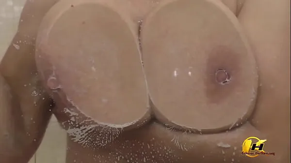 Hotte Pressed my breasts against the glass and then masturbate with a stream of water varme film