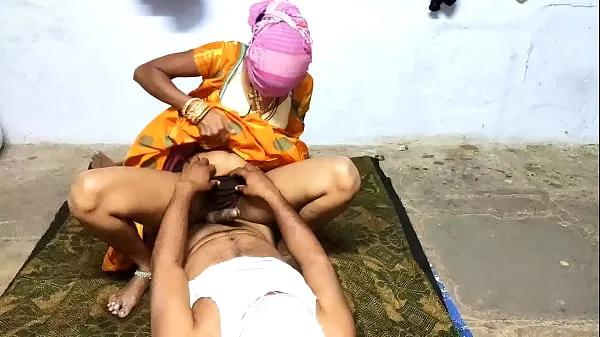 热Sex with a Indian wife in the middle of the night in a dark yellow sari温暖的电影