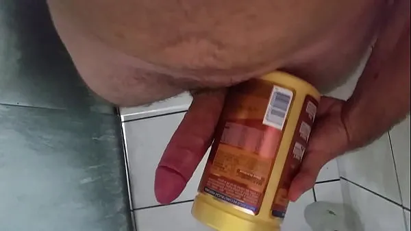 Film caldi Pauzudo showing off in the bath with shampoo-sized cassettecaldi