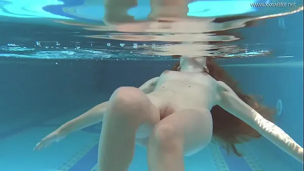 ホットな Irina Russaka strips naked in the swimming pool 温かい映画