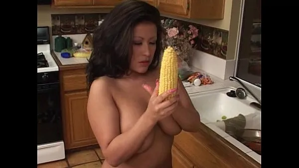 Hete Fat brunette inserts corn and cucumbers in pussy warme films