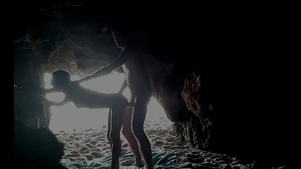 Hotte At the beach, hidden inside the cave varme film