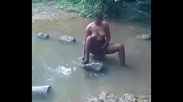 Nóng hot african woman taking bath Phim ấm áp