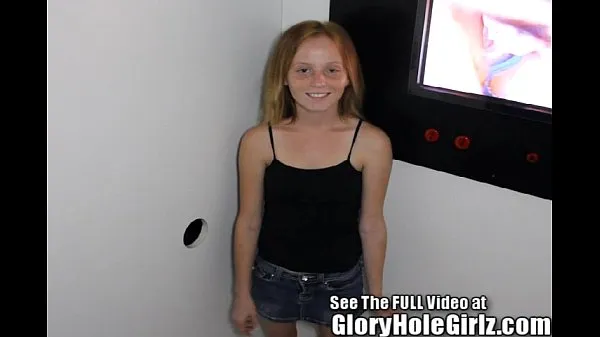 Hotte Red Head Shorty Ravaged in a Glory Hole varme film