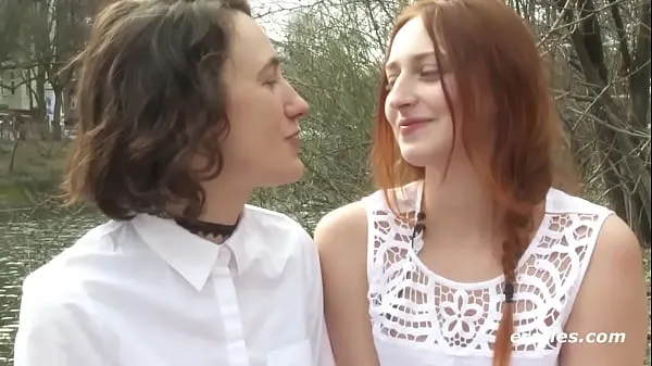 뜨거운 Amateur Lesbians Get Off With Double Headed Dildo 따뜻한 영화