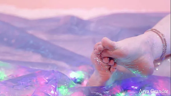 Películas calientes Shiny glitter Feet Video, Close up - Arya Grander cálidas
