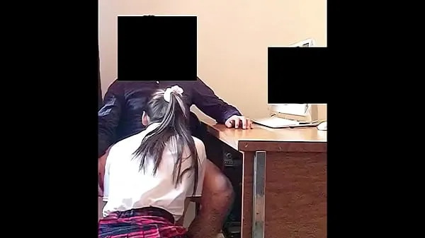 Hotte Teen SUCKS his Teacher’s Dick in the Office for a Better Grades! Real Amateur Sex varme film