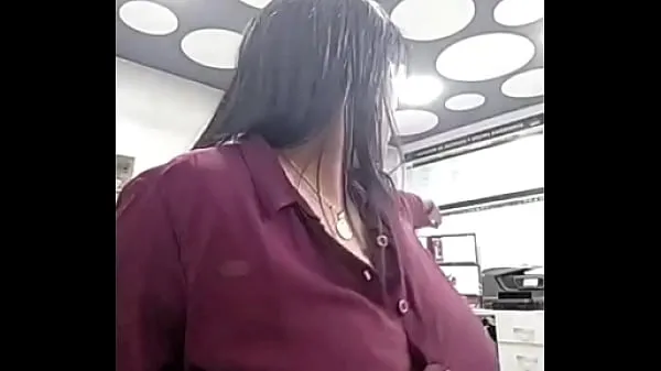 Vroči Ebony office woman pissing at work and cleaning after her mess topli filmi